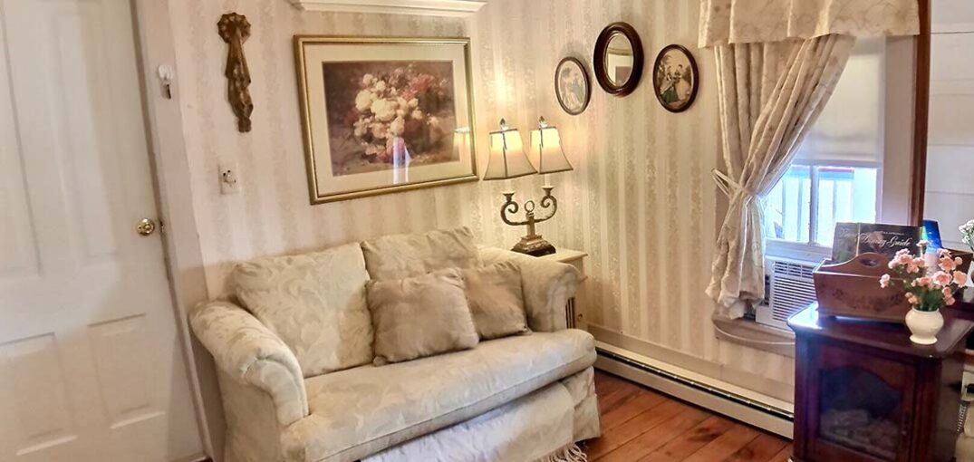 Piedmont House - Four Poster Suite Sofa