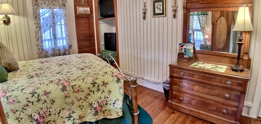 Piedmont House - Magnolia Suite Queen Bed & Dresser