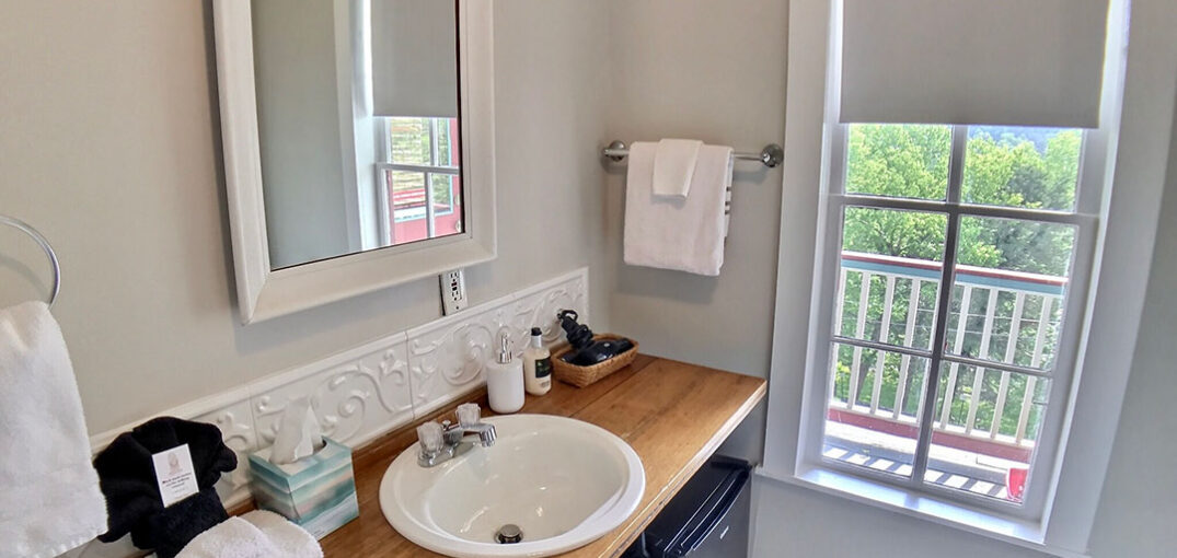 Piedmont House - Secret Garden Suite Vanity